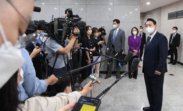 윤석열 대통령이 17일 오전 용산 대통령실로 출근하며 취재진 질문에 답하고 있다. 사진=뉴스1