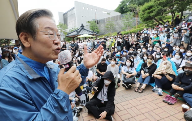 이재명 더불어민주당 의원이 18일 오후 인천시 계양구 계양산 야외공연장 앞에서 열린 이재명과 위로걸음 '같이 걸을까' 행사에서 주민들과 이야기를 나누고 있다. 사진=뉴스1