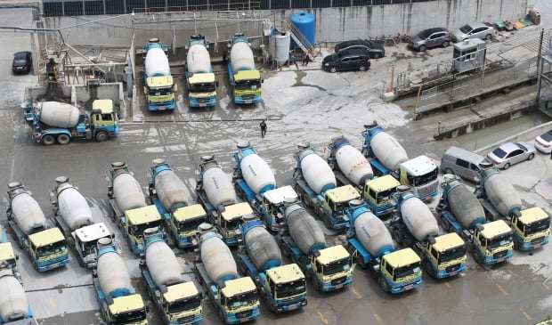 경기 안양시의 한 레미콘 공장에서 레미콘 차량들이 운행을 준비하고 있다. 사진=뉴스1