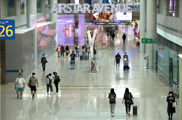 인천국제공항 제1여객터미널 내 면세구역에서 여행객들이 항공기 탑승 대기실로 이동하고 있는 모습. 사진=뉴스1