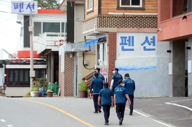 전남 완도군 신지면 일대에서 경찰이 최근 실종된 조모양 일가족을 찾기 위해 수색 작업을 하고 있다. 사진=뉴스1