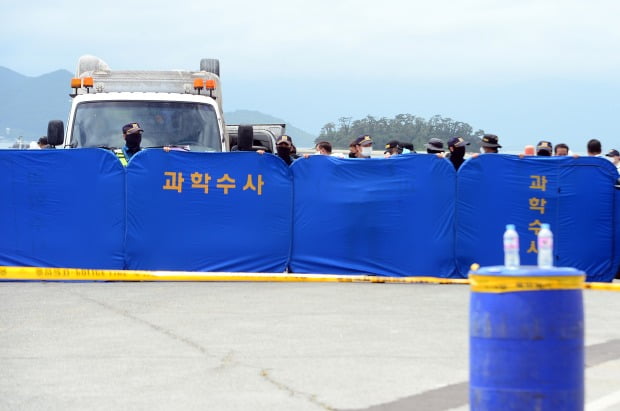  29일 오후 전남 완도군 신지면 송곡선착장에서 경찰이 최근 실종된 조유나양(10) 일가족의 아우디 차량 인양한 뒤 내부 수색을 하고 있다.(사진=뉴스1)