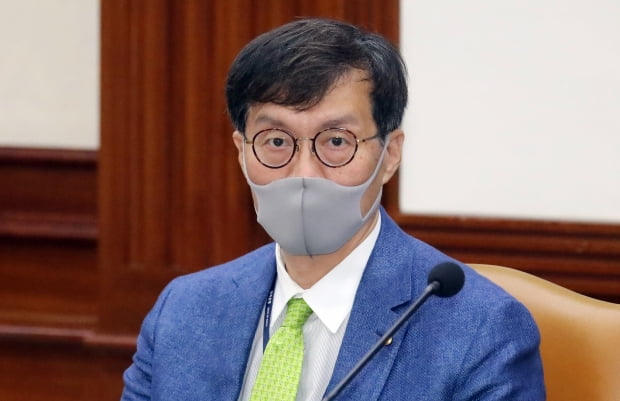 이창용 한국은행 총재가 30일 서울 종로구 세종대로 정부서울청사에서 열린 국정현안점검조정회의에서 한덕수 국무총리의 모두발언을 듣고 있다. 사진=뉴스1