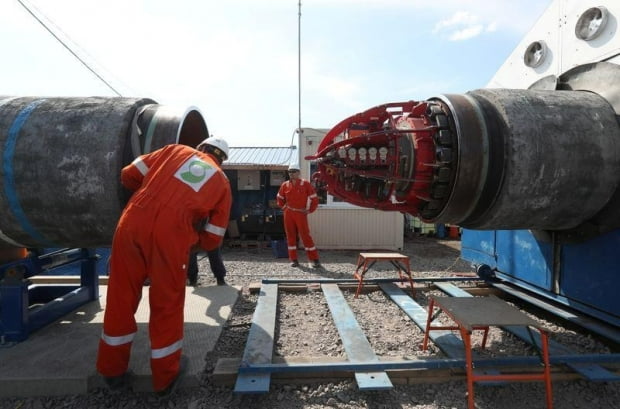 2019년 5월 러시아의 한 지역에서 엔지니어들이 노드스트림2 가스관을 점검하고 있다./사진=로이터