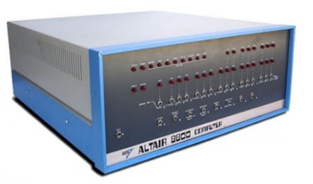 최초로 상업적으로 판매된 PC인 MITS의 알테어8800