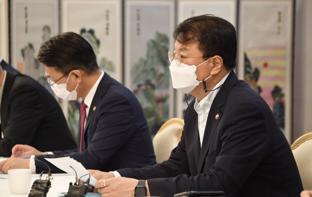 방기선 기획재정부 차관(오른쪽)이 1일 서울 종로구 정부서울청사에서 열린 '제2차 비상경제차관회의'에서 모두발언을 하고 있다. 기획재정부 제공