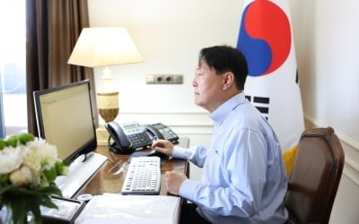 尹 "한국 '미래 먹거리' 원전·반도체에 달려"…순방 뒷이야기