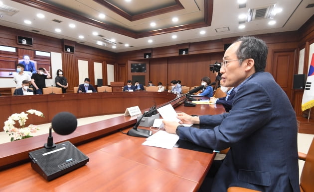 추경호 부총리 겸 기획재정부 장관(오른쪽)이 3일 오후 서울 종로구 정부서울청사에서 열린 '제3차 비상경제장관회의'에서 모두발언을 하고 있다. 기획재정부 장관