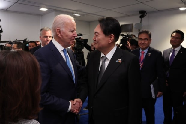 지난달 29일 열린 한미일 정상회담 전 윤 대통령과 조 바이든 미국 대통령이 악수하고 있다. / 사진=대통령실 제공