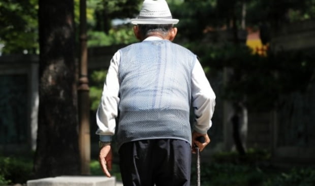 서울 종로구 탑골공원에서 한 어르신이 그늘로 자리를 이동하고 있다. 사진=연합뉴스