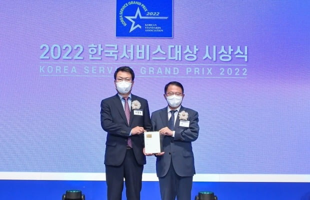 곽병영(왼쪽) 대우건설 주택건축사업본부장이 강명수 한국표준협회 회장으로부터 ‘종합대상’을 수여받고 있다. /사진=대우건설