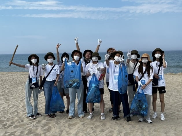 LG생활건강 글로벌에코리더 YOUTH가 3일 강원 동해시 망상해변에서 비치코밍 캠페인을 진행했다.  LG생활건강 제공