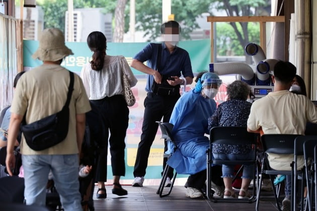 서울시 송파구 보건소 선별진료소에서 시민들이 검사를 받기 위해 대기하고 있다. /사진=카지노사이트DB