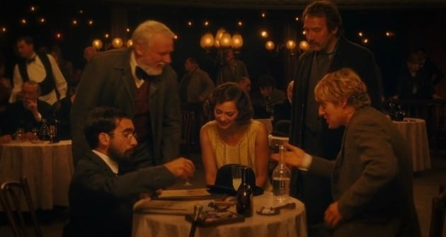 영화 '미드나잇 인 파리'에서 아드리아나(가운데)가 로트레크(맨앞 왼쪽)를 만나는 장면.