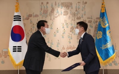[포토] 윤 대통령, 김주현 신임 금융위원장에 임명장 수여