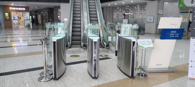 성남시, 시청 1층 등 3곳에 설치된 '출입통제시스템 철거 결정' 