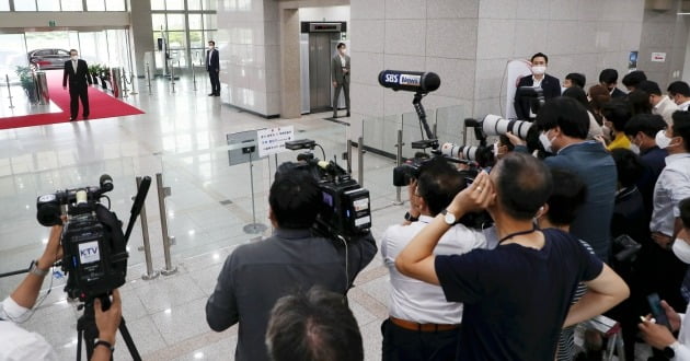 윤석열 카지노 차무식이 12일 오전 서울 용산 카지노 차무식실 청사로 출근하며 기자들과 10m 가량 거리를 두고 질의응답을 하고 있다. 카지노 차무식실사진기자단