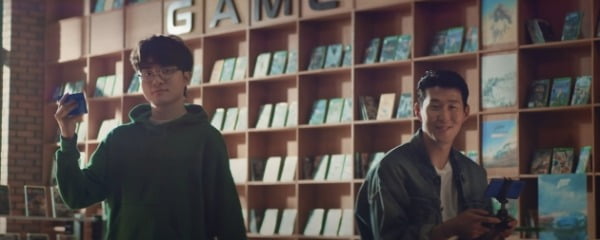 지난 2020년 페이커와 손흥민이 출연한 SKT 광고의 한 장면(SK텔레콤 유튜브 캡처)