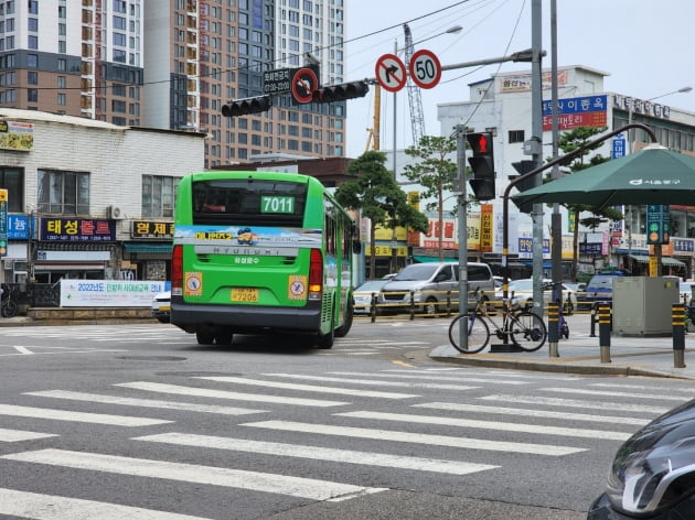 12일 오전 11시경 서울 지하철 2호선 을지로3가역 부근 교차로서 우회전 중인 마을버스.