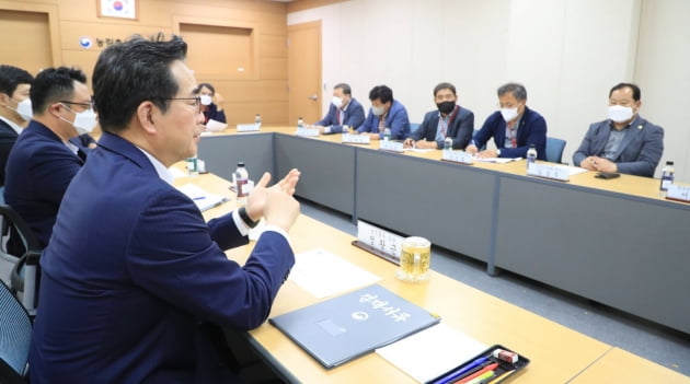 정황근 농림축산식품부 장관이 11일 한우협회 회장단과 간담회를 갖고 수입 소고기 할당관세 적용 등 정부의 물가 대책에 대한 이해를 요청하고 있다. 농림축산식품부 제공