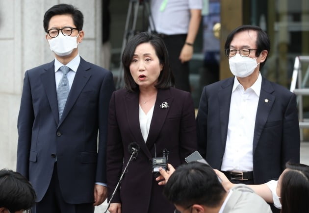 전주혜 국민의힘 의원이 12일 오후 서울 종로구 헌법재판소 대심판정에서 열린 '검수완박'(검찰 수사권 완전히 박탈) 법안으로 불리는 검찰청법·형사소송법 개정안 권한쟁의심판 공개변론에 앞서 취재진의 질문을 받고 있다./사진=뉴스1