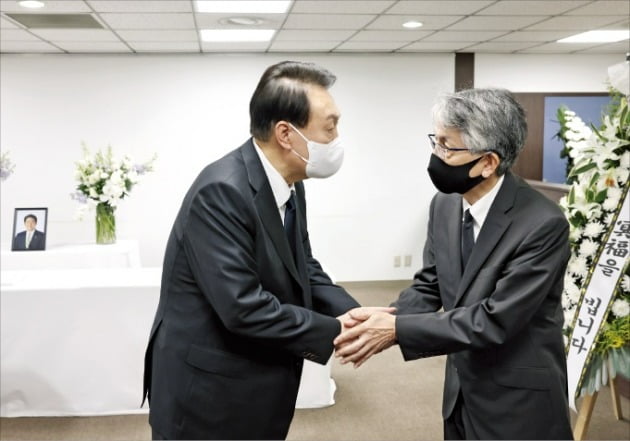 윤석열 대통령이 12일 오후 서울 운니동 주한일본대사관 공보문화원에 마련된 아베 신조 전 일본 총리 분향소를 찾아 조문한 뒤 아이보시 고이치 주한 일본대사와 악수를 하고 있다. 대통령실 제공