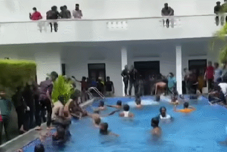 스리랑카 대통령 관저 난입해 수영장 이용하는 시위대 /영상=유튜브 