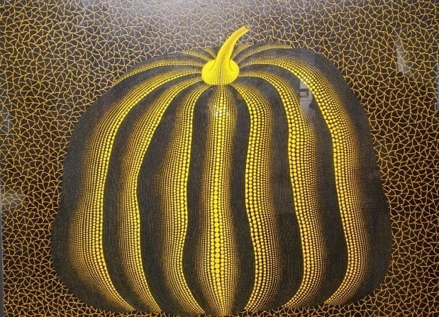 쿠사마 야요이의 '호박'(1995). 검은색 바탕에 노란점이 특징이다. 