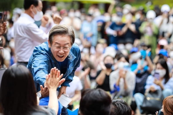 이재명 더불어민주당 의원이 지난달 지난 18일 인천시 계양구 계양산 야외공연장에서 열린 '이재명과 위로걸음' 행사에서 지지자들에게 인사하는 모습. 2022.6.19 [사진=연합뉴스]