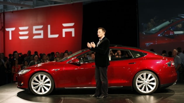 일론 머스크 테슬라 CEO가 2011년 10월 캘리포니아 프리몬트 공장에서 열린 미디어 행사에서 연설하고 있다. 그의 옆에 있는 차는 모델S다.  /사진=REUTERS