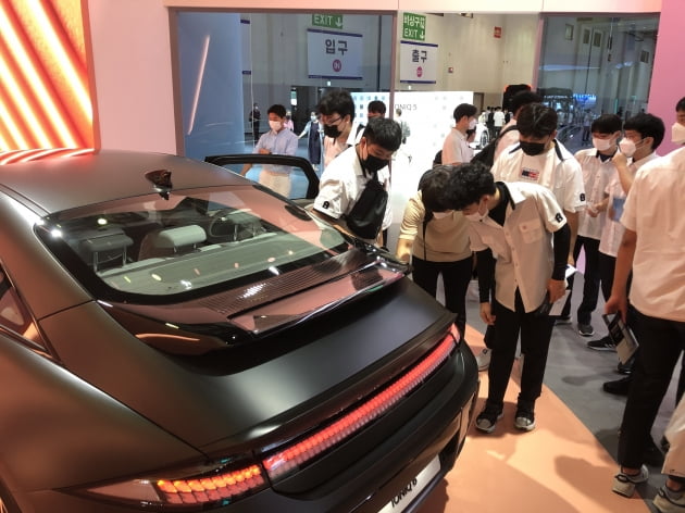 15일 개막한 '2022 부산국제모터쇼' 전시장에서 관람객들이 현대자동차의 두번째 전용 전기차 '아이오닉6'를 둘러보고 있는 모습. 사진=노정동 한경닷컴 기자 dong2@hankyung.com