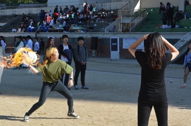 안재원 큐피스트 대표가 개최한 캠퍼스 단위 체육대회. 통상 단과대학 단위로 이뤄지는 체육대회를 통합했다. 만화 '피구왕 통키'에 등장하는 '불꽃슛' 기술을 패러디한 장면. 큐피스트 제공