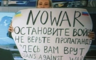 생방송 중 "전쟁 반대" 피켓 들었던 러 언론인, 또 끌려가