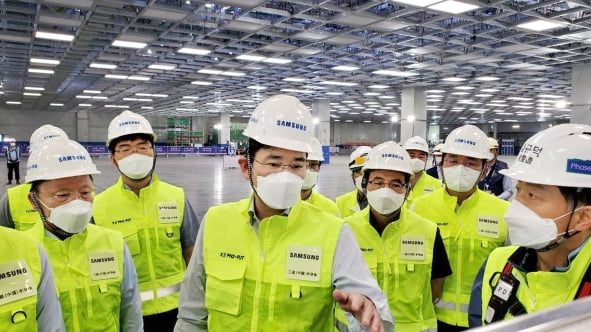 サムスン電子の李在鎔副社長は18日、中国西安市のNANDフラッシュメモリ半導体製造工場を視察する。（サムスン電子提供）2020.5.18
