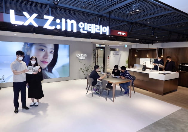 신세계 타임스퀘어점에서 'LX Z:IN 인테리어' 만나보세요