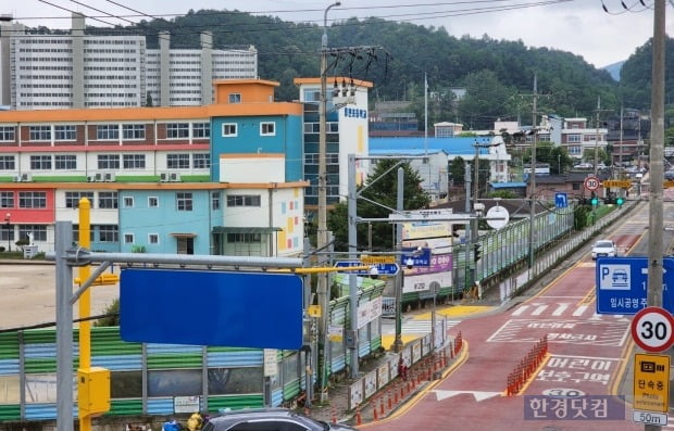 금왕읍 무극리에 초등학교와 도서관, 중학교가 나란히 위치한 모습. 해당 중학교는 반경 약 5km 이내에서 유일한 중학교다. 사진=오세성 카지노 룰렛 사이트닷컴 기자