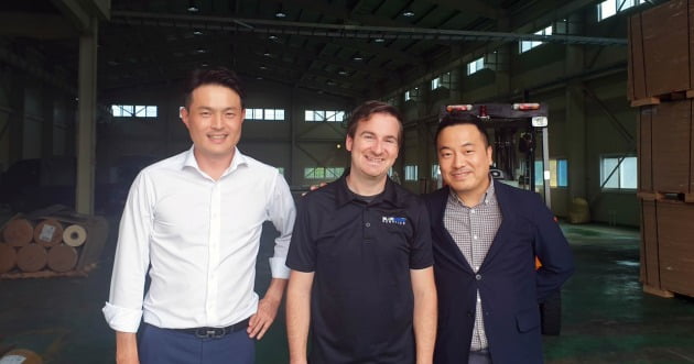 △웨어하우징 플랫폼 첫 외국 고객인  미국기업 Bluewave Robotics CEO가 인천 석남동 창고에서 최병록 공동대표(좌)와 박범진 공동대표(우)와 함께  자리를 기념하고 있다.