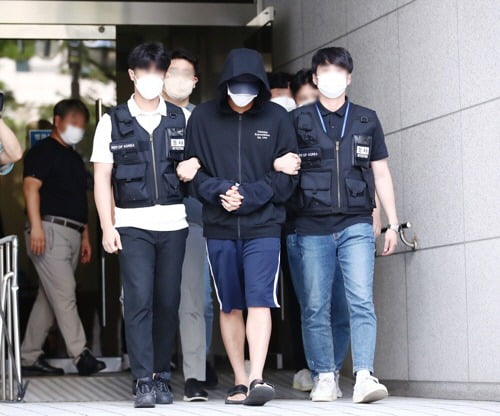 지난 18일 인하대 성폭행 사건 가해자가 영장실질심사 후 법원서 나오고 있다. 연합뉴스