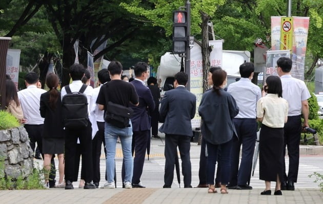 서울 여의도에서 점심식사를 마친 직장인들이 일터를 향해 걸어가고 있다. 사진=임대철 한경디지털랩 기자