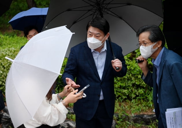 이한규 경기도 행정2부지사, 광역버스 입석 문제 해결 위해 '수원 한일타운 정류장에서 현장점검' 실시