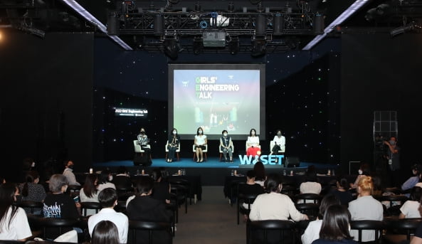 여학생 공학주간 강연회에 참석한 여성 과학기술인들이 청중의 질문을 받고 있다.  /한국여성과학기술인육성재단 제공