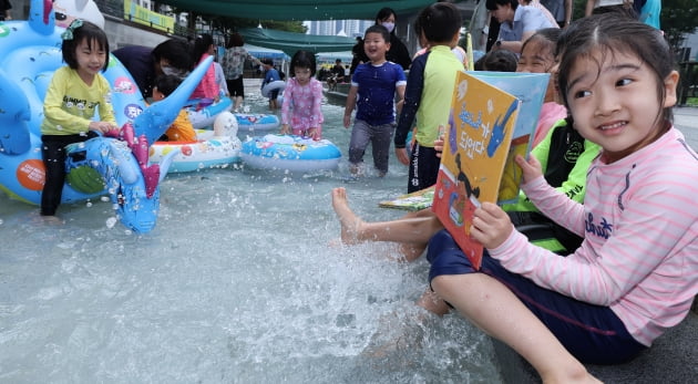 [포토] 송파구, '성내천 워터파크 작은도서관' 운영