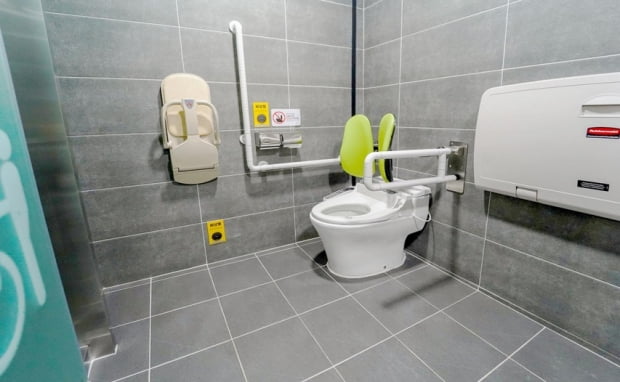 공중화장실에 유아 의자와 기저귀 교환대가 설치된 모습. 사진=서울시