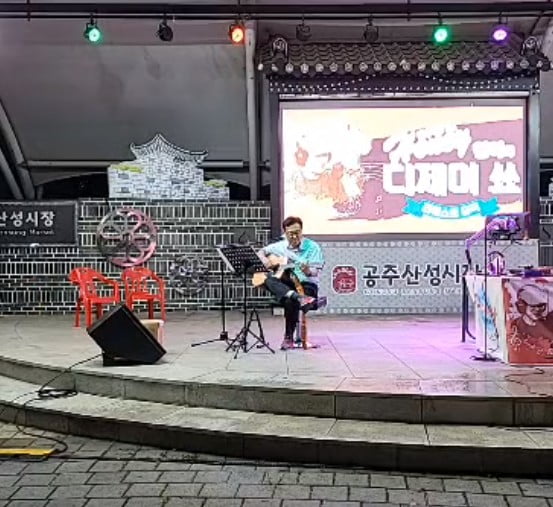 정진석 국회부의장이 자신의 지역구인 충남 공주에서 열린 한 야외 행사에 찾아 노래하고 있다. / 사진=정 부의장 페이스북