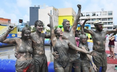 "스페인 토마토 축제같다"…외국인도 반한 보령머드축제 가보니