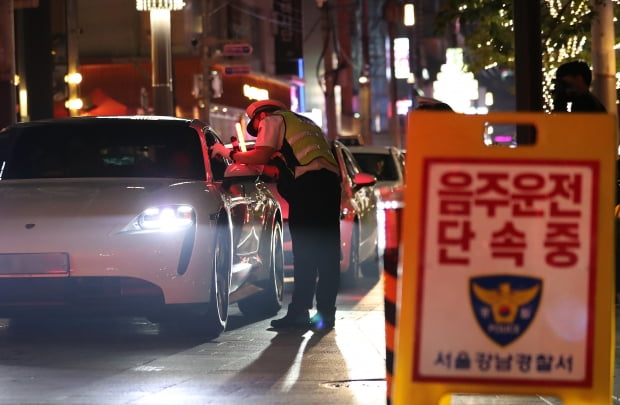 지난 22일 오후 서울 강남구 압구정로데오거리 일대에서 경찰관이 차량 및 오토바이 등 운전자를 대상으로 음주운전 특별 단속을 하고 있는 모습. 사진=뉴스1