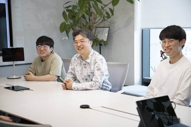 남세동 보이저엑스 대표(가운데)가 회의실에서 직원들과 환하게 웃고 있다. / 보이저엑스 제공
