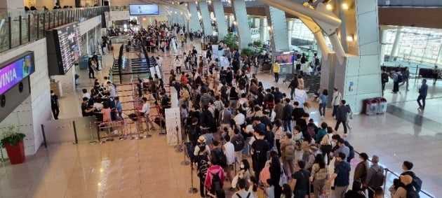 코로나19 이후 활기를 되찾은 김포국제공항. 강준완 기자