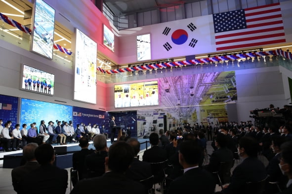 O vice-presidente da Samsung Electronics, Lee Jae Young, cumprimenta o presidente Yoon Suk Yeol e o presidente dos EUA, Joe Biden, na fábrica de semicondutores da Samsung Electronics em Pyeongtaek, Gyeonggi-do, no dia 20. [사진=대통령실사진기자단] 20.05.2022
