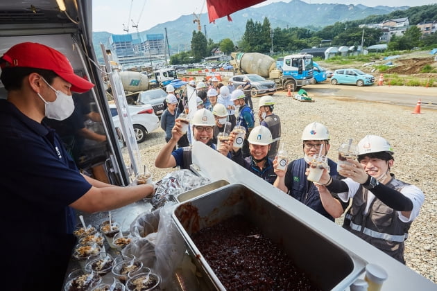 한화건설, 무더위 속 현장 '찾아가는 팥빙수차' 운영